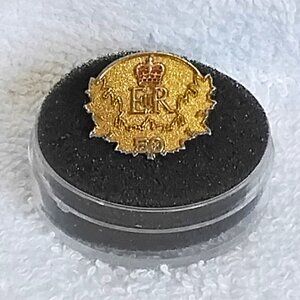 Elizabeth Regina Two Tone ER 50 Years Metal & Enamel Pin!!